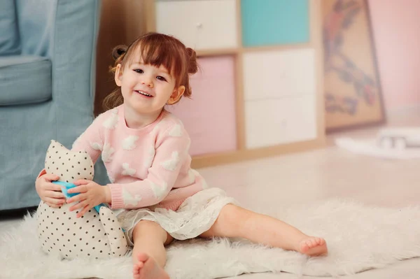 Mignon Heureux 2 Ans Bebe Fille Jouer Avec Des Jouets A La Maison Interieur De Pepiniere Moderne Dans Des Tons Pastele Concept D Apprentissage Precoce Gros Plan Peu Stock Photo Mignon Heureux 2 Ans Bebe Fille Jouer Avec Des Jouets A La Maison Interieur De Pepiniere Moderne Dans Des Tons Pastele Concept D Apprentissage Precoce Gros Plan Peu Stock Photo