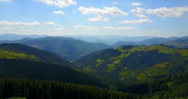 Dağların havadan görünüşü Karpatlar, Doğu Avrupa, Ukrayna