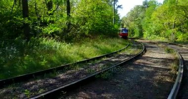 Ormanın ortasında Rails tramvaya biniyor