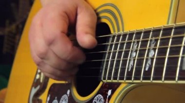 Gitar çalan adam. Yakın plan.