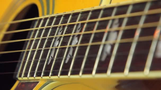 Vybrnkává kytara struny blízko — Stock video