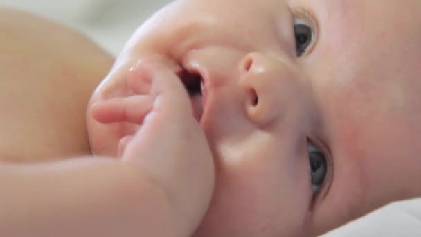 Bébé heureux suce ses doigts Gros plan — Video