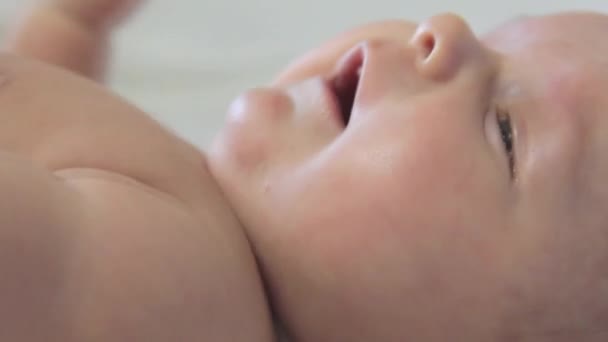 Gurgelndes Baby aus nächster Nähe — Stockvideo