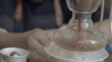 Kafkasyalı genç bir barista adam buzlu kahve senfonisi hazırlar.