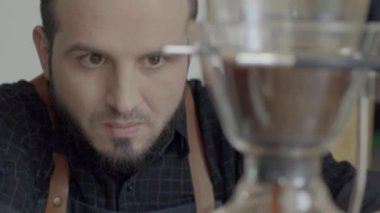 Kafkasyalı genç bir barista adam buzlu kahve senfonisi hazırlar.
