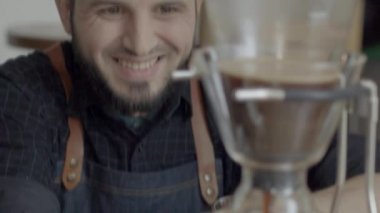 Kahveci gülümseyen adam kahve hazırla Senfoni buzla karıştır
