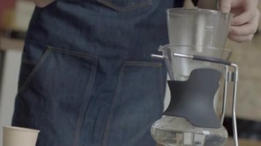 Barista adam hazırlamak kahve tesisler sıcaklık alarak karıştırın,