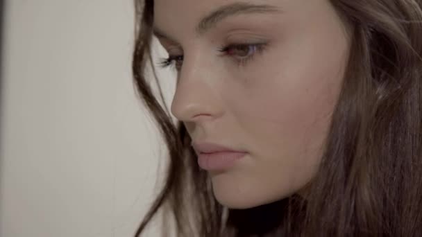 Detailní záběr Mladá krásná žena Kavkazský nápoje káva — Stock video
