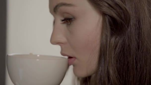 Chiuda in su giovane donna caucasica felice bevande caffè — Video Stock