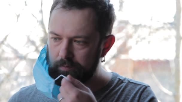 โคโรนาวิส ชายที่บ้านสวมหน้ากากป้องกัน ชายที่ถูกกักกันไวรัสโคโรนา ใส่หน้ากากป้องกัน ใกล้ชิด — วีดีโอสต็อก