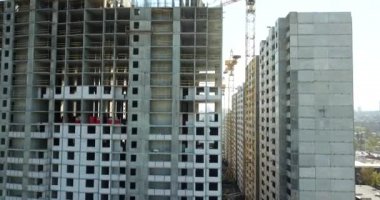Yüksek katlı yerleşim tesisinin insansız hava aracı görüntüsü. Vinç inşaatı yeni apartman inşaatı.