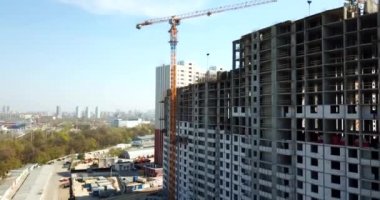 Yüksek katlı yerleşim tesisinin insansız hava aracı görüntüsü. Vinç inşaatı yeni apartman inşaatı.