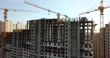 Yüksek katlı yerleşim tesisinin insansız hava aracı görüntüsü. Vinç inşaatı yeni apartman inşaatı.