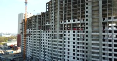 Yüksek katlı yerleşim tesisinin insansız hava aracı görüntüsü. Vinç inşaatı yeni apartman inşaatı.