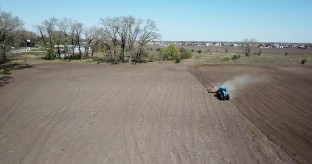 Traktorplogningsfält som förbereder marken för sådd — Stockvideo