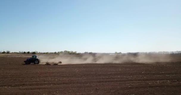Panoramautsikt över traktorn på fältet sådd. Mekanisering av såddfrön. — Stockvideo