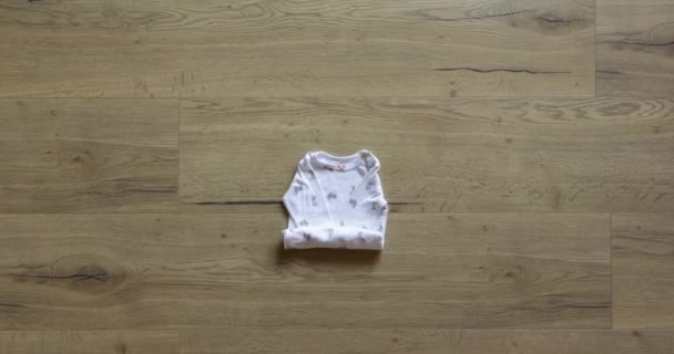 Saisonnière baby girl clothes stop motion animation. Tenue chaude pour l'hiver — Video