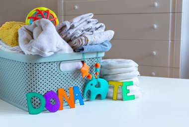 Çocukların Unisex cinsiyeti tarafsız oyuncaklarıyla donatılmış plastik bir bağış kutusu. Seçici odak.