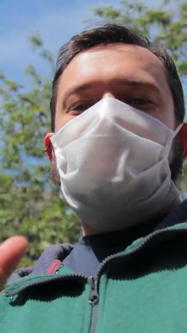 Vertikální Ruční Záběr Páru Ochranných Maskách Který Živou Konverzaci Videohovoru — Stock video
