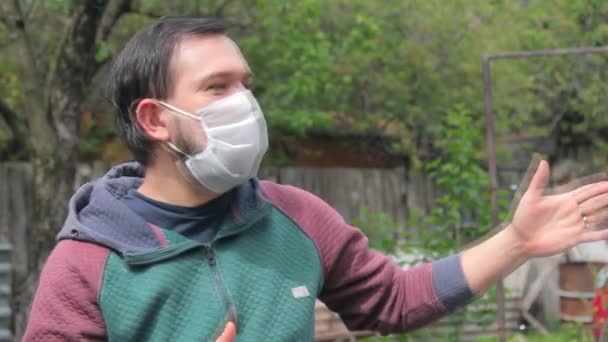 Coppia Maschere Protettive Avendo Conversazione Vivace Videochiamata Epidemia Coronavirus 2019 — Video Stock