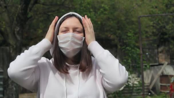 Mujeres Máscara Protectora Divirtiéndose Bailando Aire Libre Epidemia Coronavirus 2019 — Vídeos de Stock