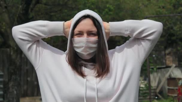 Unga Kvinna Tog Sig Sin Medicinska Mask Och Tittade Direkt — Stockvideo