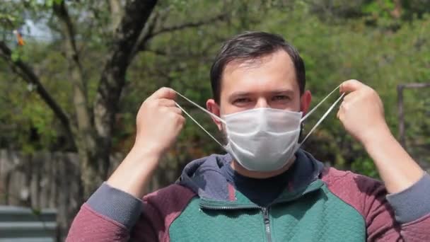 Uomo Felice Prende Lancia Una Maschera Medica Fine Dell Epidemia — Video Stock