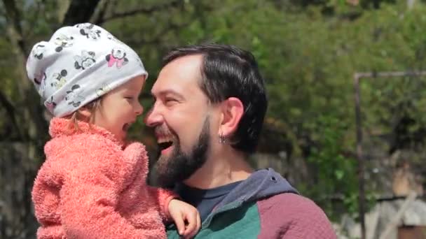 Babam Küçük Kızıyla Babalar Günü Konseptiyle Eğleniyor — Stok video