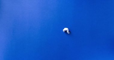 Mavi arka planda uçan kağıt uçaklar. Kağıt uçak güneşi ve bulutlar. Hareketi durdur.