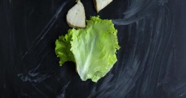 Okul konseptine dönelim. Tahtada sandviç, meyve suyu ve elma suyu. Hareketi durdur