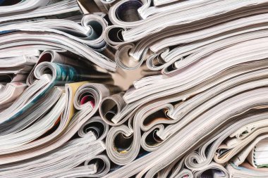 Açtı ve yığılmış dergiler