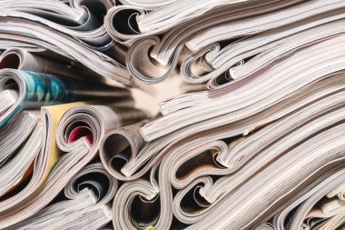 Açtı ve yığılmış dergiler