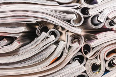 Açtı ve yığılmış dergiler