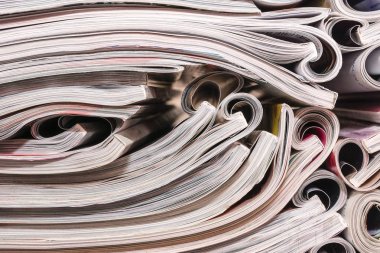 Açtı ve yığılmış dergiler