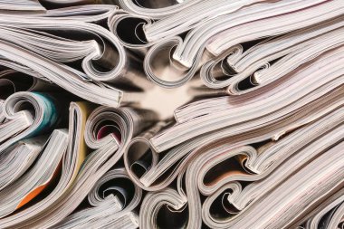 Açtı ve yığılmış dergiler