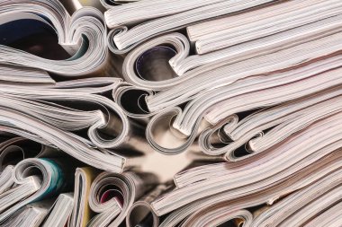 Açtı ve yığılmış dergiler