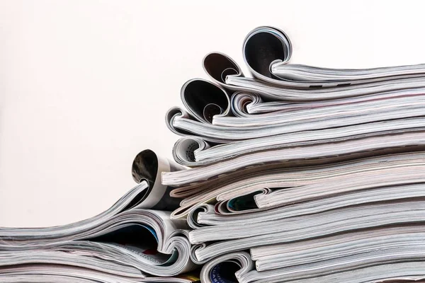 Açtı ve yığılmış dergiler