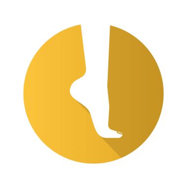 Sessizce duran kadının ayak