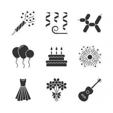 Parti aksesuarları glif simgeler kümesi. Tatil slapstick, konfeti, hava balonları, doğum günü pastası, havai fişek, gece elbisesi, çiçek, demet gitar. Siluet simgeler. İzole vektör çizim
