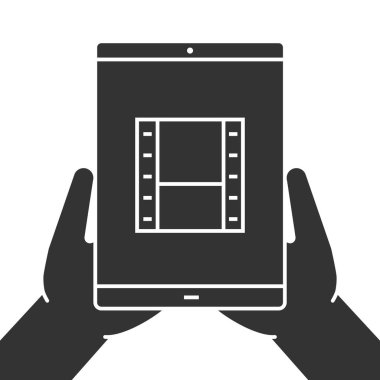 Tablet bilgisayar glif simgesi holding eller. Filmleri izlerken. Siluet simge. Tablet bilgisayarınızla video kaset. Negatif alan. İzole vektör çizim