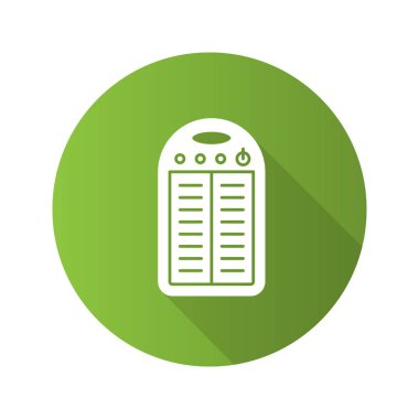 Taşınabilir solar şarj cihazı düz tasarım uzun gölge glif simgesi. Pil. Vektör siluet çizimi