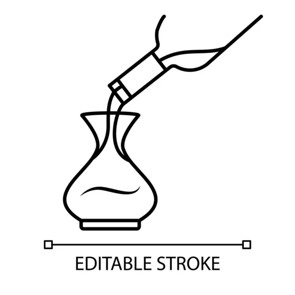 Efterrätt vin decantering linjär ikon. Alkoholdrycken häller i karaff tunn linje illustration. Aperitif dricka flaska kontur symbol. Vingård. Vektor isolerad konturteckning. Redigerbar stroke — Stock vektor