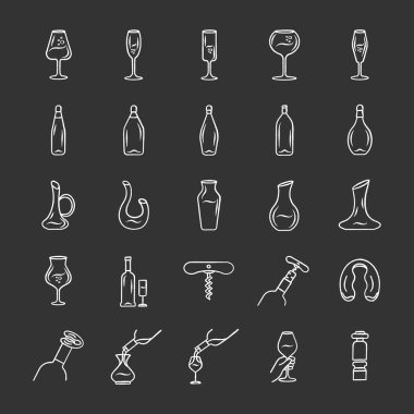Şarap ve şarap bardakları tebeşir ikonu seti. Farklı türde cam eşyalar ve alkollü içecekler. Süpürgeler, şişeler, barmen aletleri. Aperatif içecekler, kokteyller. İzole edilmiş vektör karatahta çizimleri