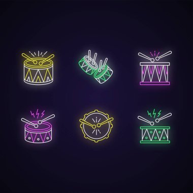 Brezilya müziği neon ışık ikonları ayarlandı. Çubuklu davullar. Samba. Müzik aleti. Brezilya karnavalı. Şenlik geçidi. Dış ışık efektli işaretler. Vektör izole edilmiş RGB renk çizimleri