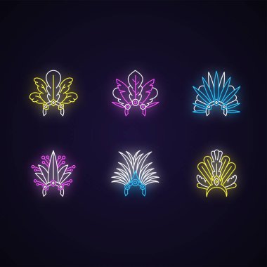Brezilya karnaval şapkası, neon ışıklı ikonlar. Tüylü taç. Geleneksel başlık. Etnik festival. Maskeli balo geçidi. Dış ışık efektli işaretler. Vektör izole edilmiş RGB renk çizimleri