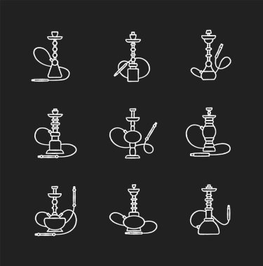 Siyah arkaplanda beyaz nargile simgeleri var. Kablolu Shisha. Sheesha 'nın evi. Nargile salonu. Koku borudan geliyor. Buharlaşmanın kokusu. Sigara içme alanı. İzole edilmiş vektör karatahta çizimleri