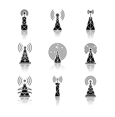 5G baz istasyonları ve antenler siyah simge simgelerini düşürür. Kablosuz teknoloji. Hızlı bağlantı. Mobil ağ kapsama alanı. Telekomünikasyon. Beyaz uzayda izole vektör çizimleri