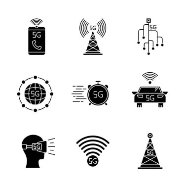 5G kablosuz teknoloji siyah kablosuz simgeler beyaz uzaya ayarlandı. Baz istasyonu, gelişmiş telefon görüşmeleri. VR kulaklık. Hızlı bağlantı. Cep telefonu şebekesi. Siluet sembolleri. Vektör izole illüstrasyonu