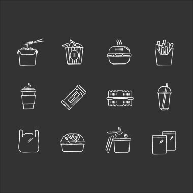 Paket servis paketleri siyah arka planda beyaz tebeşir simgeleri. Yemek konteynırlarını, teslimat için kutuları çıkarın. Erişte, bir kova tavuk kanadı, patates kızartması. İzole edilmiş vektör karatahta çizimleri