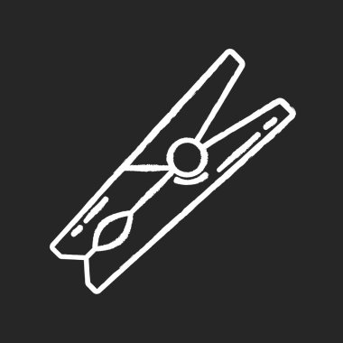 Giysiler siyah arkaplana beyaz tebeşir simgesi iğneledi. Ahşap mandal, ev kıyafetleri kıskacı, temiz giysi kurutma aleti. Yıkama özelliği, çamaşır malzemesi. İzole edilmiş vektör karatahta çizimi